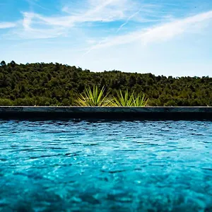 https://sous-les-pins.fr-provencehotel.com